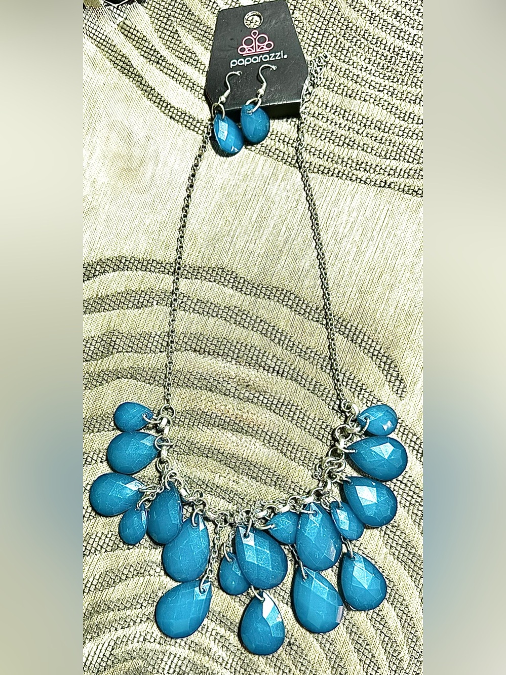 Flamboyance Necklace & Earrings
Set
